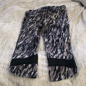 Black & White, Printed Under Armour Workout Capris - Sz M
